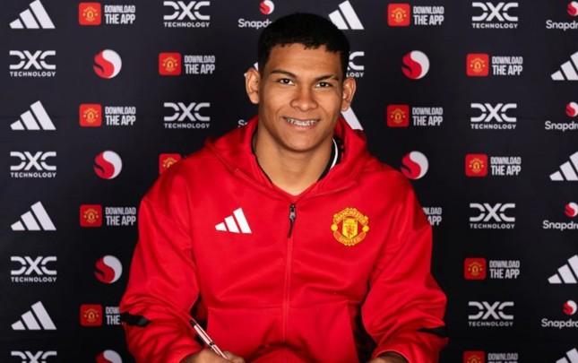 "Mançester Yunayted" 18 yaşlı futbolçunu transfer etdi