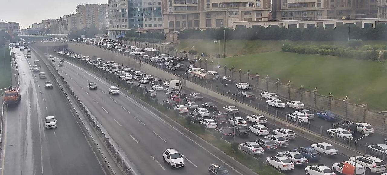 Bakıda minik avtomobili sərnişin avtobusu ilə toqquşdu (FOTO)(YENİLƏNİB)