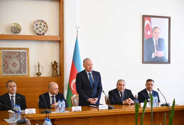 Konstitusiya Məhkəməsində yeni hakimlər kollektivə təqdim edilib