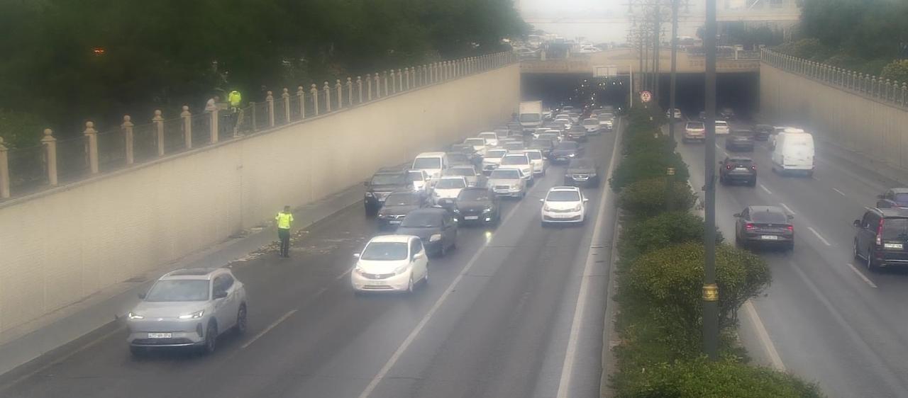 Bakıda minik avtomobili sərnişin avtobusu ilə toqquşdu (FOTO)(YENİLƏNİB)