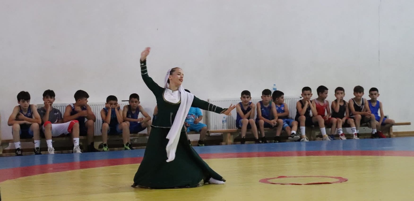 Marneulidəki soydaşlarımızın təhsili diqqət mərkəzindədir (FOTO)