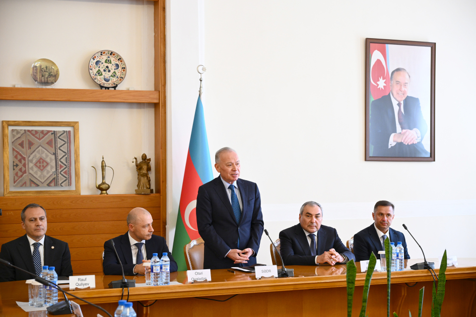 Konstitusiya Məhkəməsində yeni hakimlər kollektivə təqdim edilib