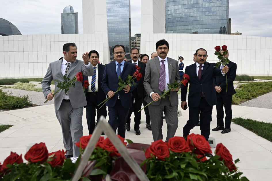 Pakistan Milli Assambleyasının sədri Bakıda Zəfər parkını ziyarət edib (FOTO)