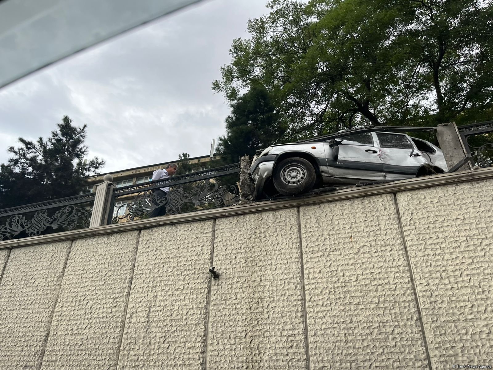 Bakıda minik avtomobili sərnişin avtobusu ilə toqquşdu (FOTO)(YENİLƏNİB)