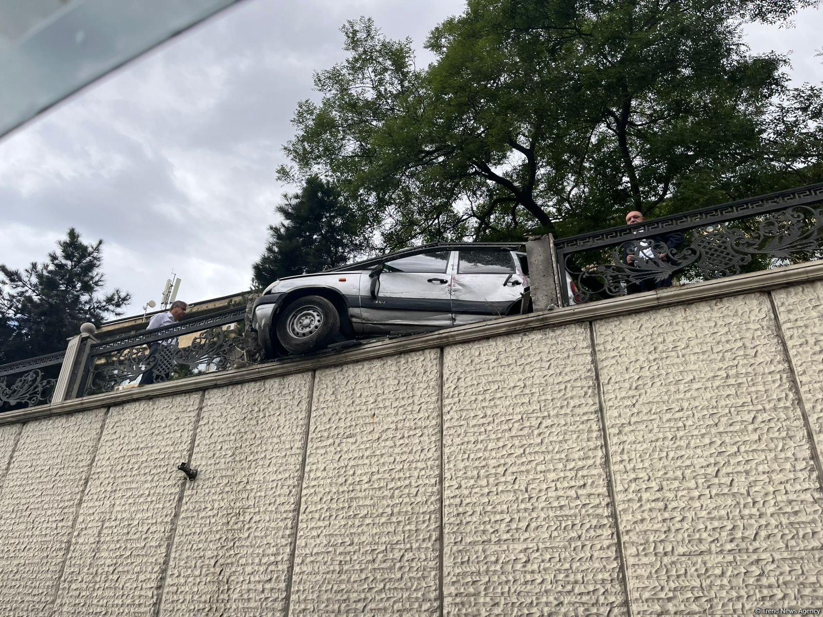 Bakıda minik avtomobili sərnişin avtobusu ilə toqquşdu (FOTO)(YENİLƏNİB)