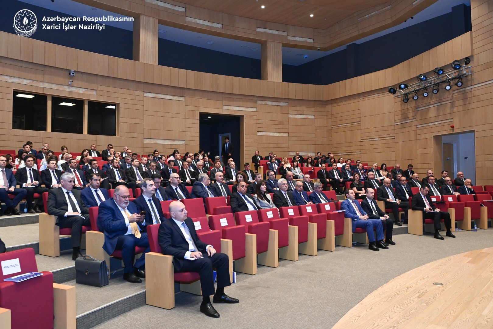 Dəyişən dünya düzənində xarici siyasət və çoxtərəfli diplomatiya müzakirə edilib (FOTO)