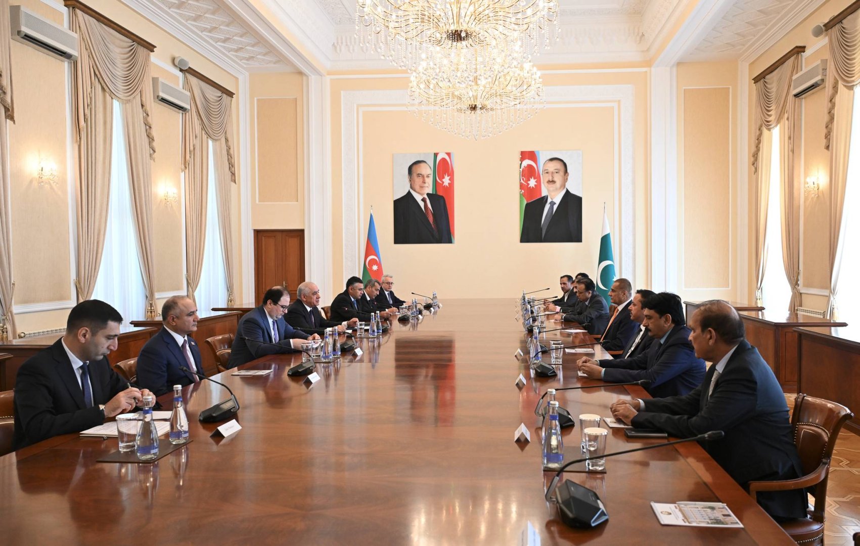 Baş nazir Pakistan Milli Assambleyasının sədri ilə iki ölkə arasında əməkdaşlığın genişləndirilməsi perspektivlərini müzakirə edib