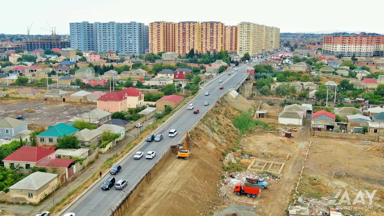 Saray körpüsünə aparan yanaşma yollarının genişləndirilməsinə başlanılıb (FOTO)