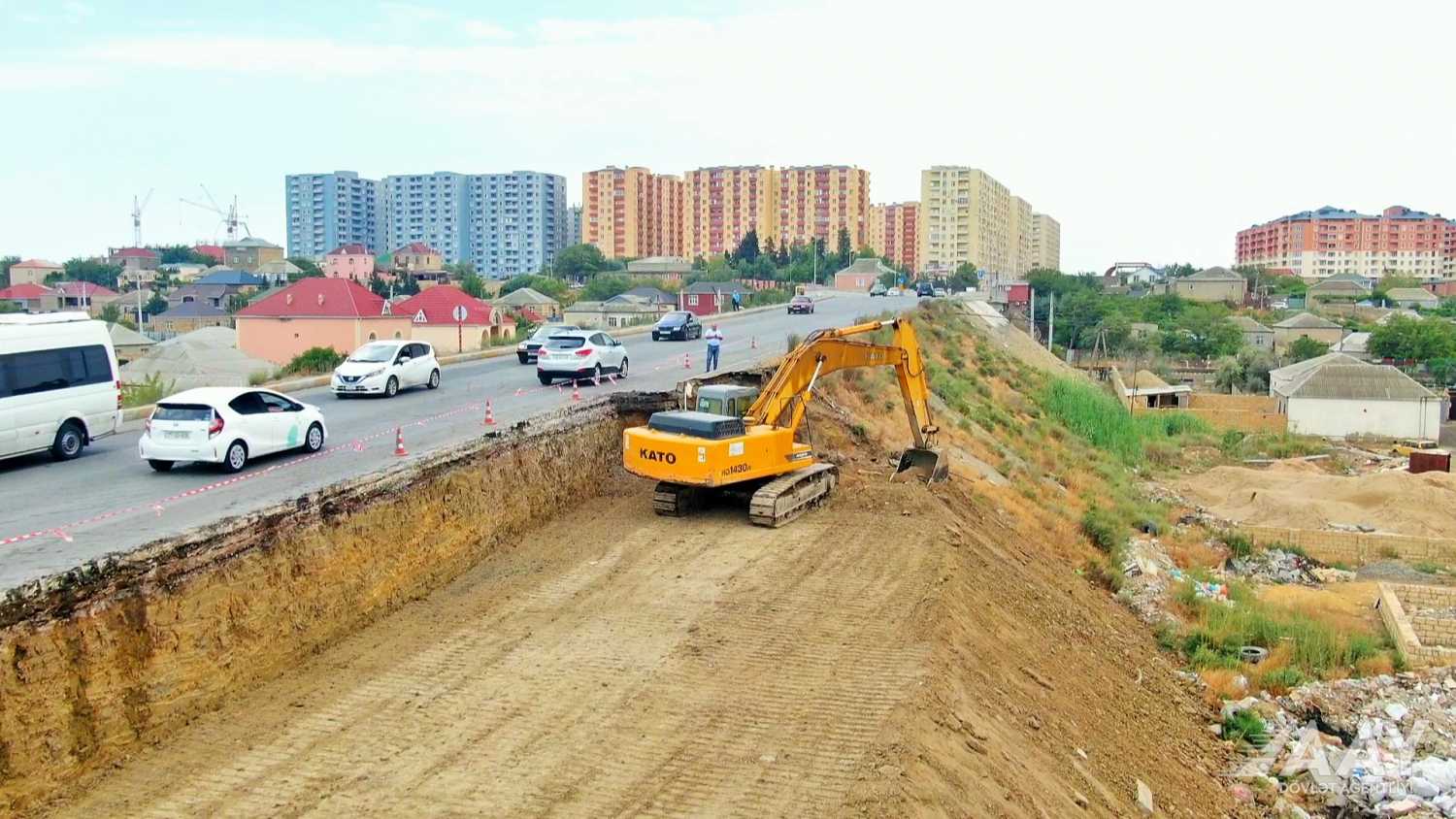 Saray körpüsünə aparan yanaşma yollarının genişləndirilməsinə başlanılıb (FOTO)