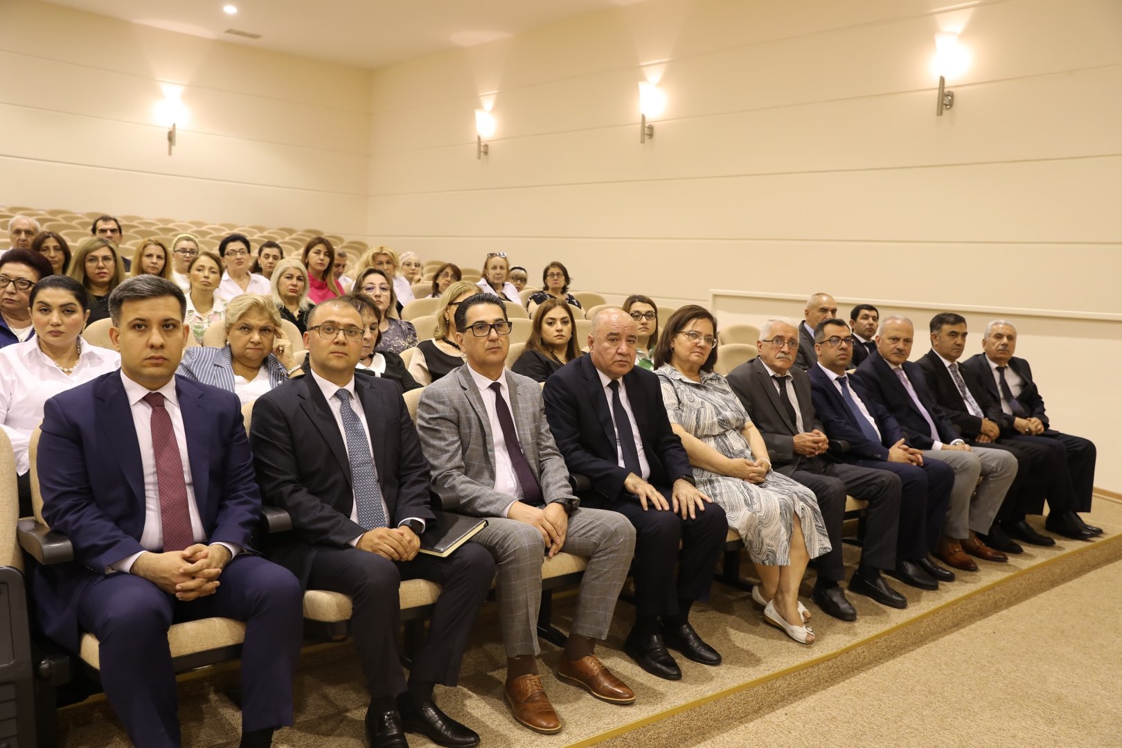 Səhiyyə naziri institutun yeni rektorunu kollektivə təqdim edib (FOTO)