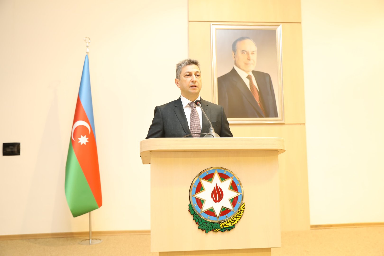 Səhiyyə naziri institutun yeni rektorunu kollektivə təqdim edib (FOTO)