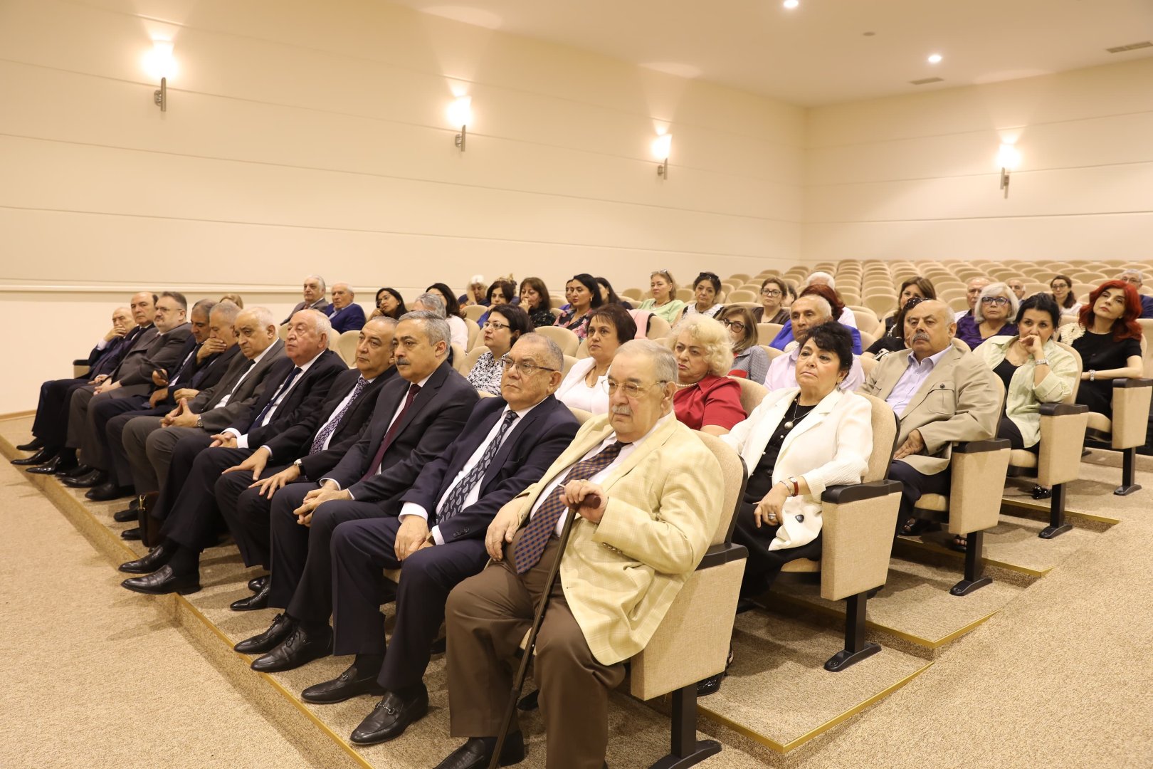 Səhiyyə naziri institutun yeni rektorunu kollektivə təqdim edib (FOTO)