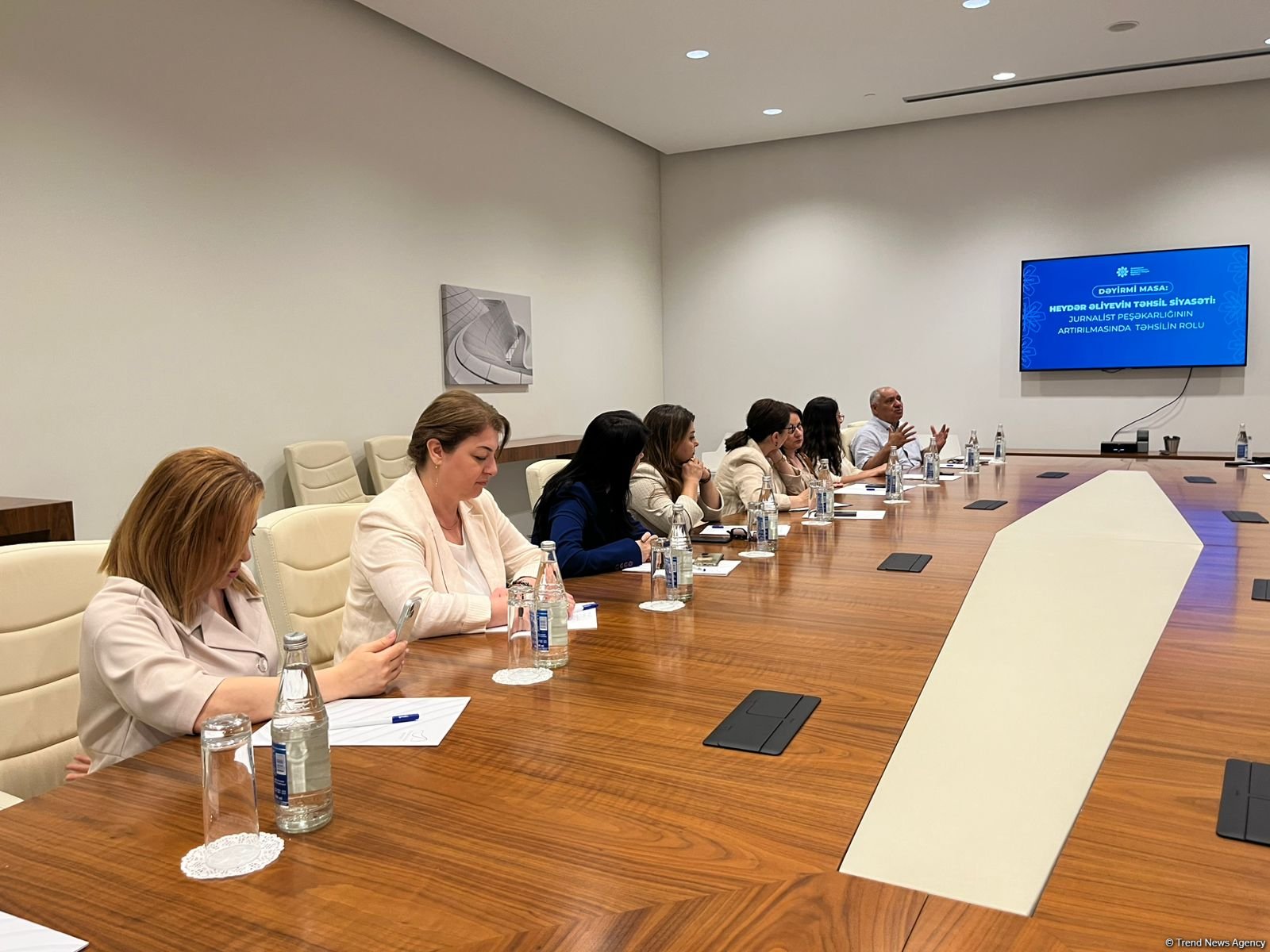 Heydər Əliyevin təhsil siyasəti: jurnalist peşəkarlığının artırılmasında təhsilin rolu" mövzusunda dəyirmi masa keçirilib (FOTO)