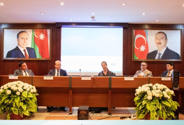 AYİB nümayəndələri AMB-də üzən faiz dərəcəli istiqrazlar mövzusunda təqdimat keçirib (FOTO)