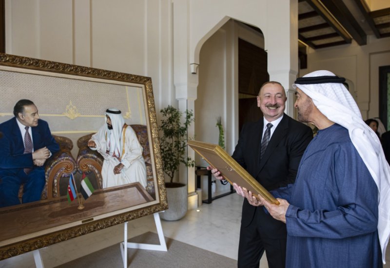 Prezident İlham Əliyev Birləşmiş Ərəb Əmirliklərinin Prezidenti Şeyx Məhəmməd bin Zayed Al Nəhyana xatirə hədiyyəsi təqdim edib (FOTO/VİDEO)