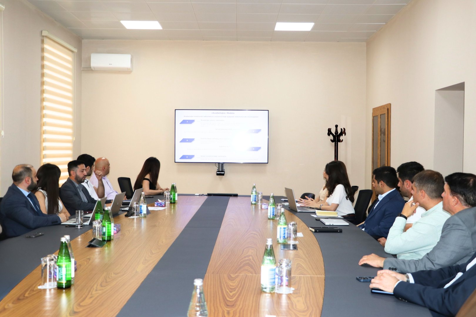 Yenilənmiş “Radioelektron vasitələrə verilən icazələr” sisteminin təqdimatı keçirilib (FOTO)
