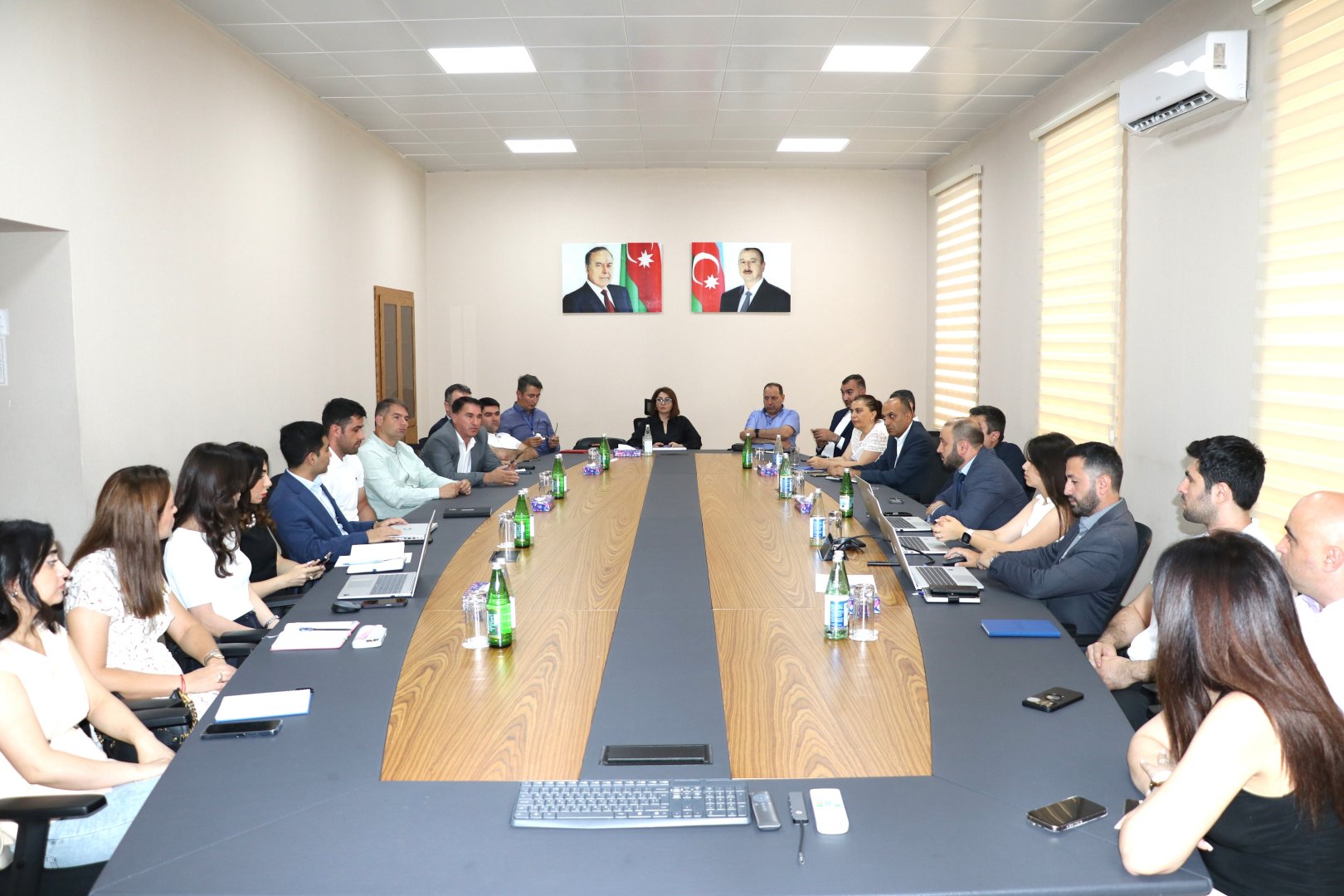 Yenilənmiş “Radioelektron vasitələrə verilən icazələr” sisteminin təqdimatı keçirilib (FOTO)
