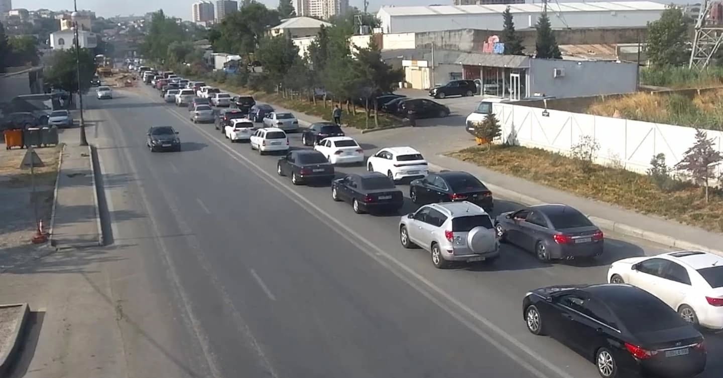 Sürücülərin NƏZƏRİNƏ: Paytaxtın bir sıra yollarında tıxac var - SİYAHI (FOTO)