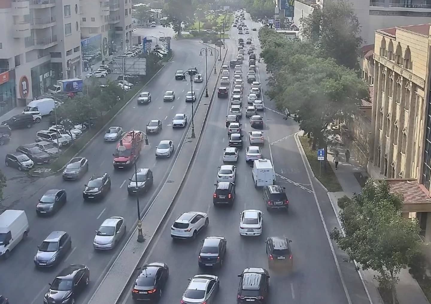 Sürücülərin NƏZƏRİNƏ: Paytaxtın bir sıra yollarında tıxac var - SİYAHI (FOTO)