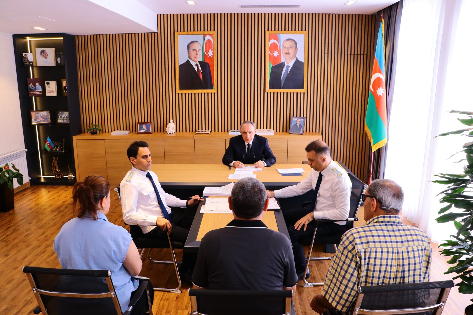Baş prokuror paytaxtın Nərimanov rayonunda vətəndaşları qəbul edib (FOTO)