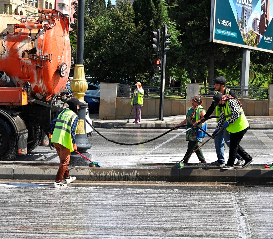 Bu gün Bakının 549 küçəsi yuyulub (FOTO)