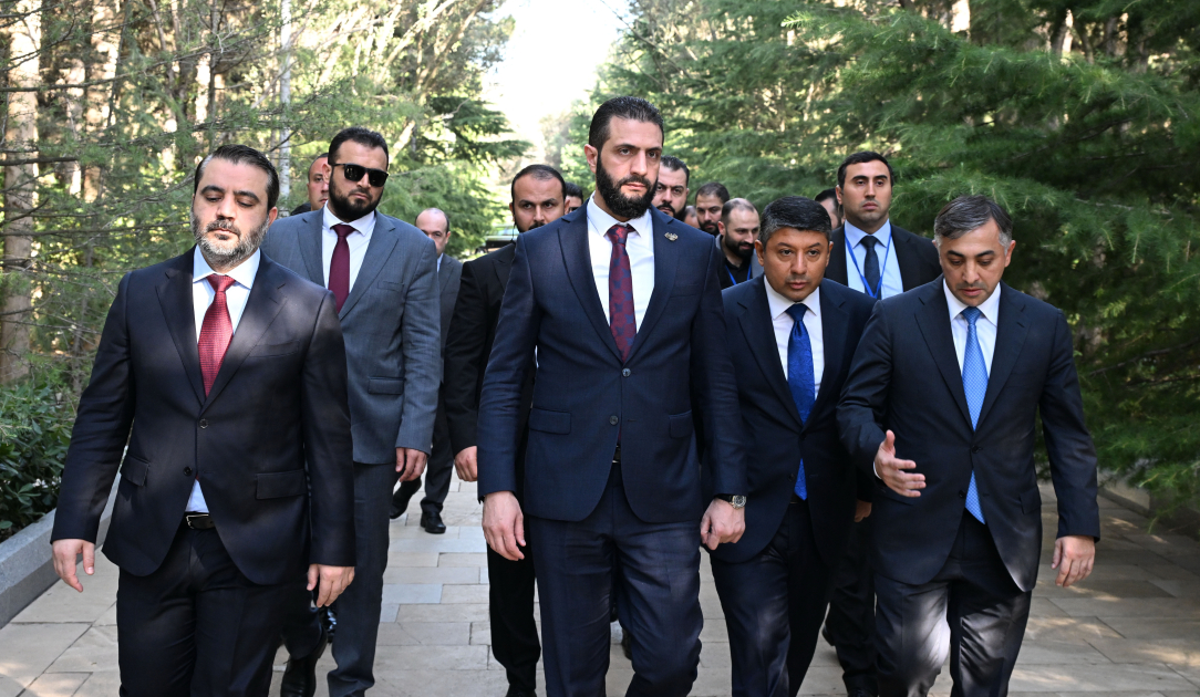 Suriyanın keçid dövrü Prezidenti Fəxri xiyabanda Ulu Öndər Heydər Əliyevin məzarını ziyarət edib (FOTO)