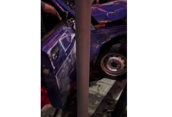 Ağcabədidə avtomobil elektrik dirəyə çırpılıb (FOTO)