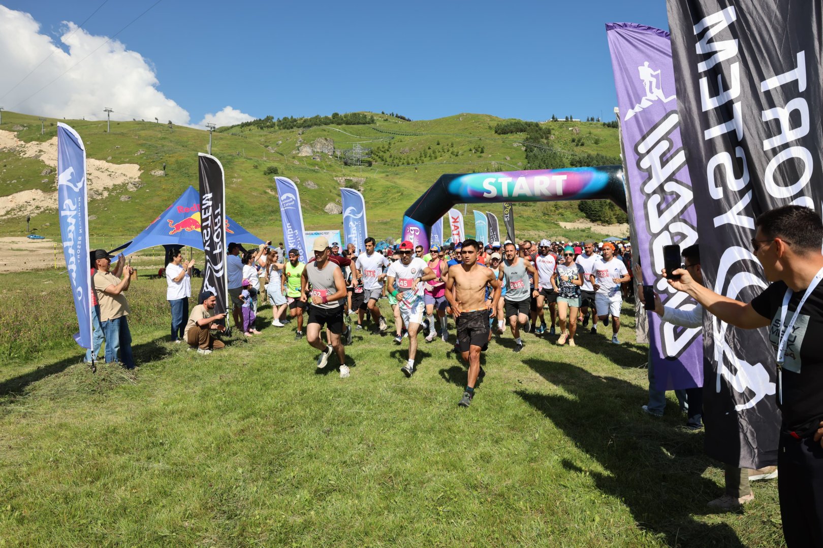 600-ə yaxın həvəskar atlet “Shahdag Running Fest” qaçış yarışında qələbə üçün mübarizə aparıb (FOTO)