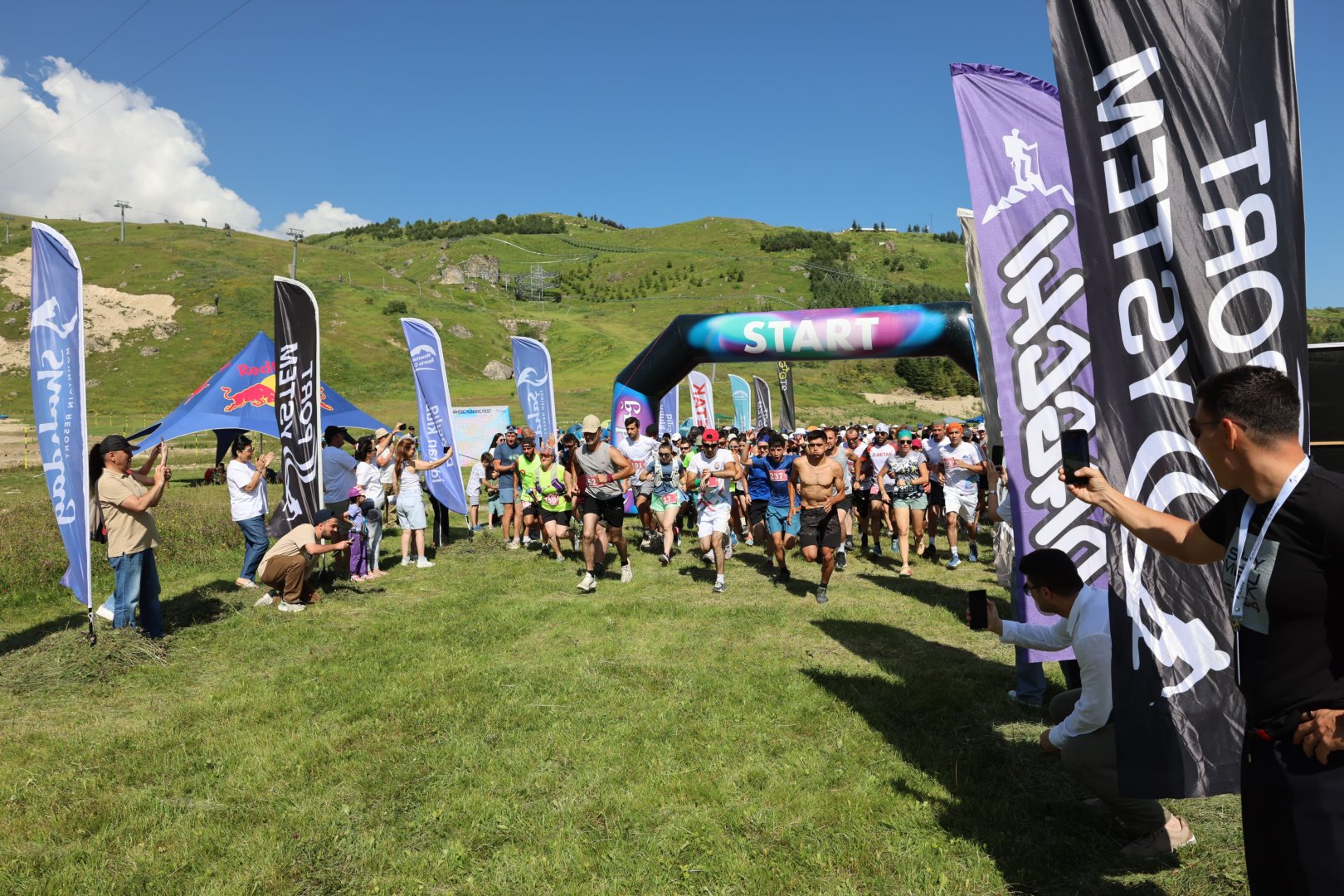 600-ə yaxın həvəskar atlet “Shahdag Running Fest” qaçış yarışında qələbə üçün mübarizə aparıb (FOTO)