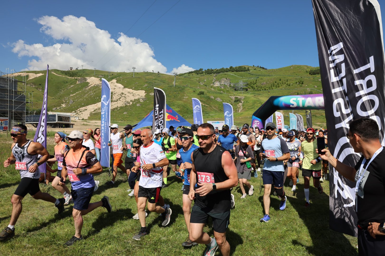 600-ə yaxın həvəskar atlet “Shahdag Running Fest” qaçış yarışında qələbə üçün mübarizə aparıb (FOTO)