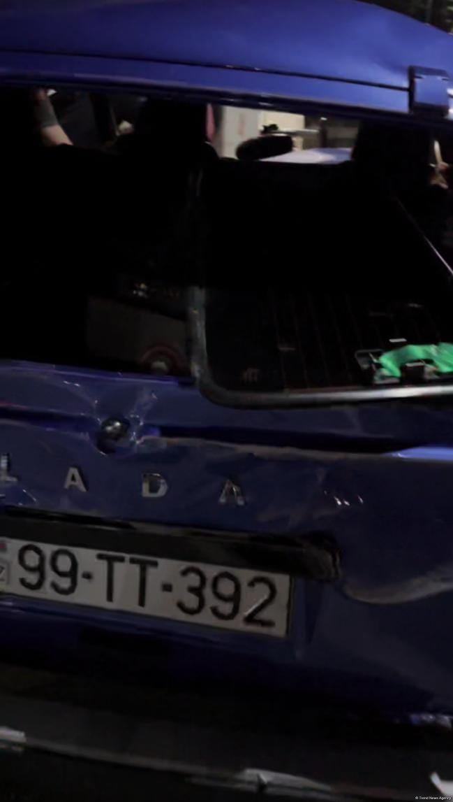 Ağcabədidə avtomobil elektrik dirəyə çırpılıb (FOTO)
