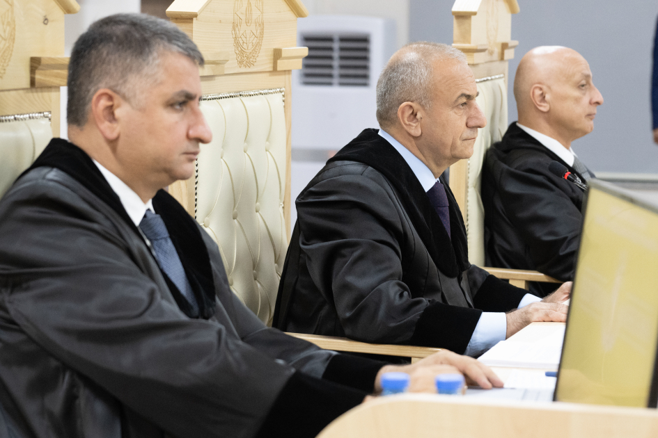 Ermənistan silahlı qüvvələrinin azərbaycanlıları əsir götürərkən işgəncə vermələrini əks etdirən videokadrlar məhkəmədə nümayiş etdirilib (FOTO)