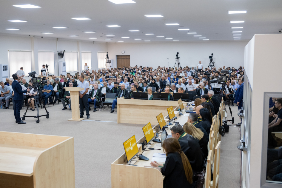 Ermənistan silahlı qüvvələrinin azərbaycanlıları əsir götürərkən işgəncə vermələrini əks etdirən videokadrlar məhkəmədə nümayiş etdirilib (FOTO)