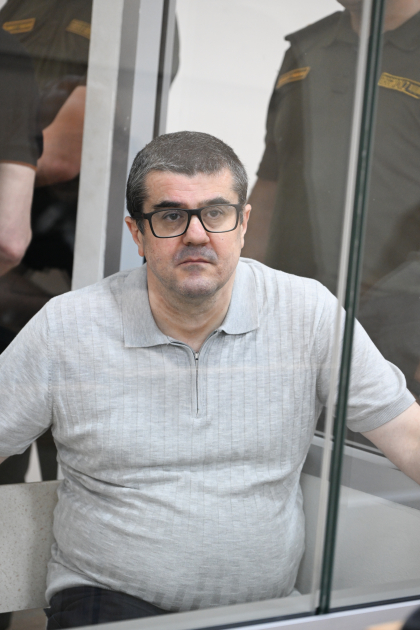 Ermənistan silahlı qüvvələrinin azərbaycanlıları əsir götürərkən işgəncə vermələrini əks etdirən videokadrlar məhkəmədə nümayiş etdirilib (FOTO)