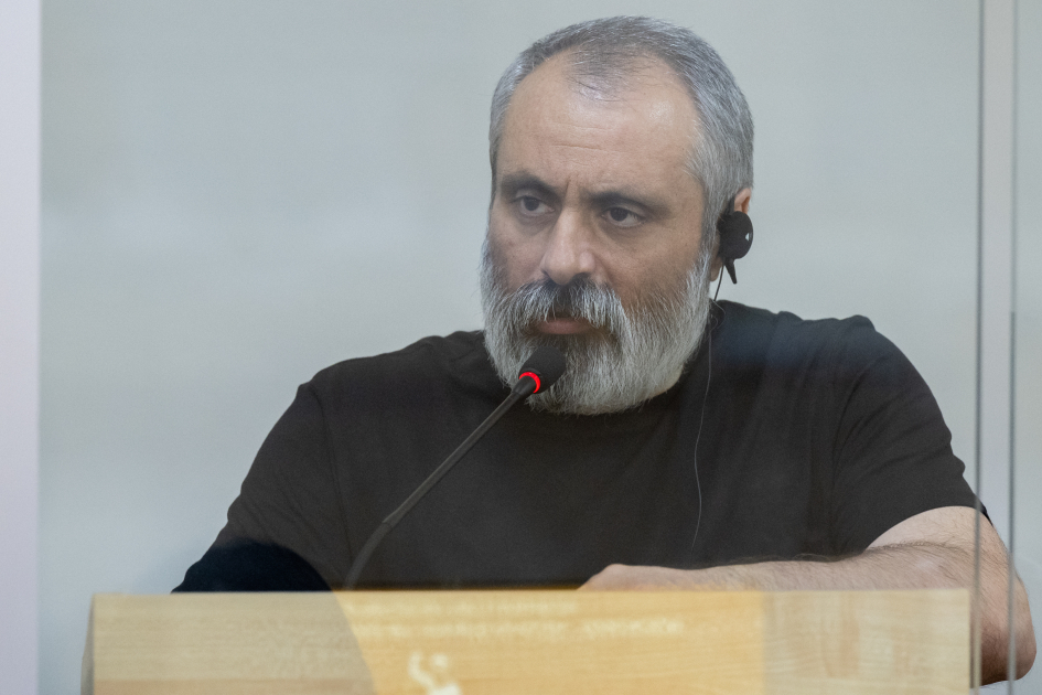 Ermənistan silahlı qüvvələrinin azərbaycanlıları əsir götürərkən işgəncə vermələrini əks etdirən videokadrlar məhkəmədə nümayiş etdirilib (FOTO)