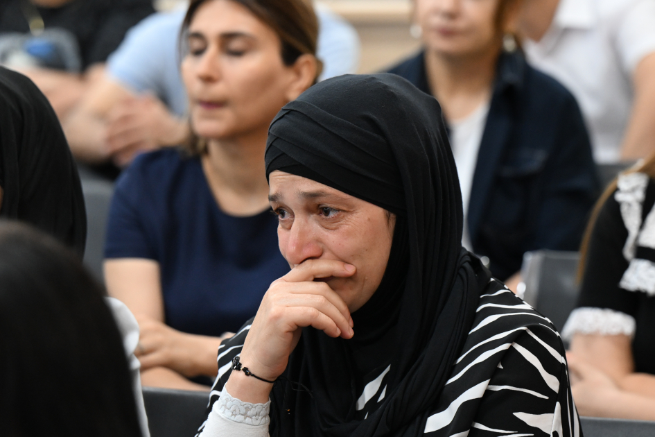 Ermənistan silahlı qüvvələrinin azərbaycanlıları əsir götürərkən işgəncə vermələrini əks etdirən videokadrlar məhkəmədə nümayiş etdirilib (FOTO)