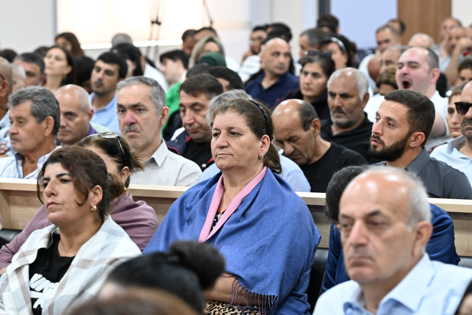 Ermənistan silahlı qüvvələrinin azərbaycanlıları əsir götürərkən işgəncə vermələrini əks etdirən videokadrlar məhkəmədə nümayiş etdirilib (FOTO)