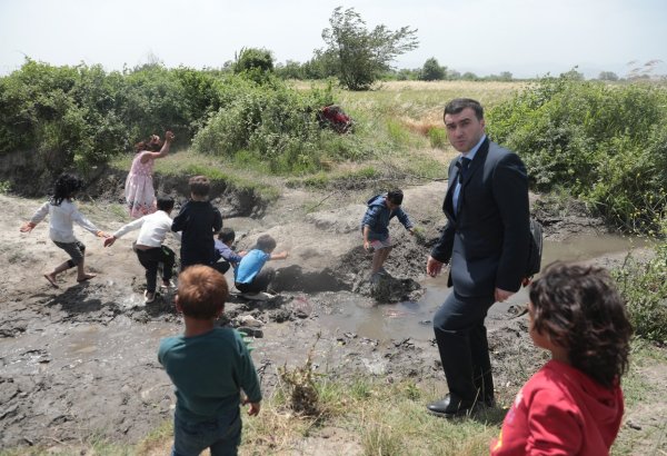 Ombudsmanın nümayəndəsi qaraçı icmasına məxsus şəxslərin vəziyyəti ilə tanış olub (FOTO)