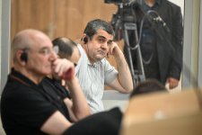 Ermənistan silahlı qüvvələrinin azərbaycanlıları əsir götürərkən işgəncə vermələrini əks etdirən videokadrlar məhkəmədə nümayiş etdirilib (FOTO)