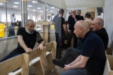 Ermənistan silahlı qüvvələrinin azərbaycanlıları əsir götürərkən işgəncə vermələrini əks etdirən videokadrlar məhkəmədə nümayiş etdirilib (FOTO)