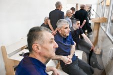 Ermənistan silahlı qüvvələrinin azərbaycanlıları əsir götürərkən işgəncə vermələrini əks etdirən videokadrlar məhkəmədə nümayiş etdirilib (FOTO)