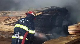 Bakıda “Taxta bazarı” adlanan ərazidə yanğın tam söndürülüb (FOTO/VİDEO) (YENİLƏNİB)