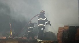 Bakıda “Taxta bazarı” adlanan ərazidə yanğın tam söndürülüb (FOTO/VİDEO) (YENİLƏNİB)