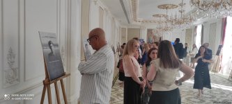 Azərbaycanın Fransadakı səfirliyinin müşaviri Parisdə şəhid jurnalistlərin xatirəsinə həsr olunmuş sərgiyə görə Baku Network-a təşəkkür edib (FOTO/VİDEO)