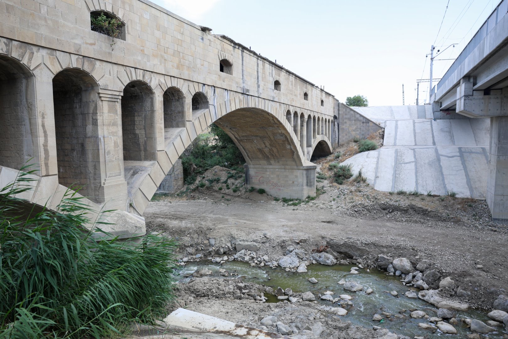 SİMDNX tərəfindən su obyektini çirkləndirən quşçuluq fabrikinə qarşı inzibati icraata başlanılıb (FOTO/VİDEO)
