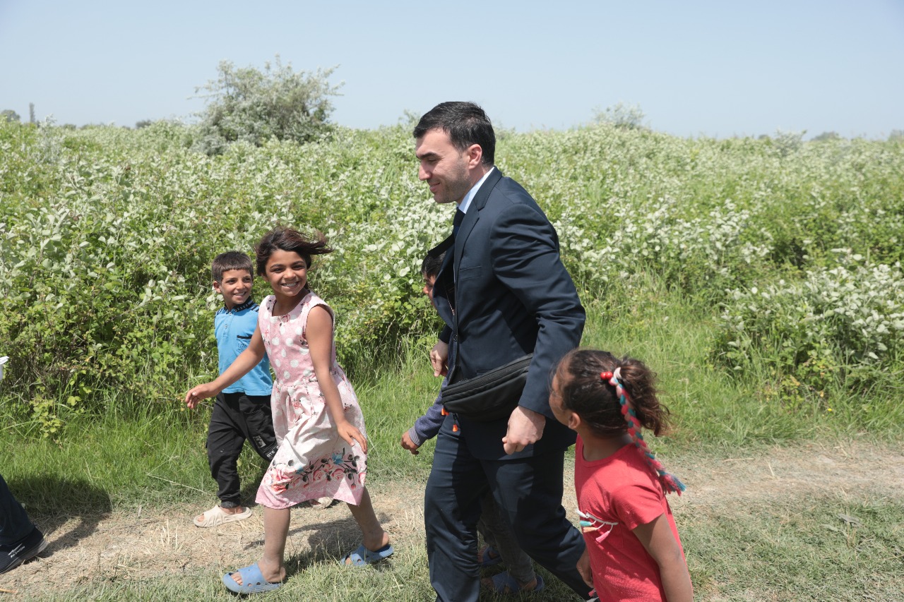 Ombudsmanın nümayəndəsi qaraçı icmasına məxsus şəxslərin vəziyyəti ilə tanış olub (FOTO)