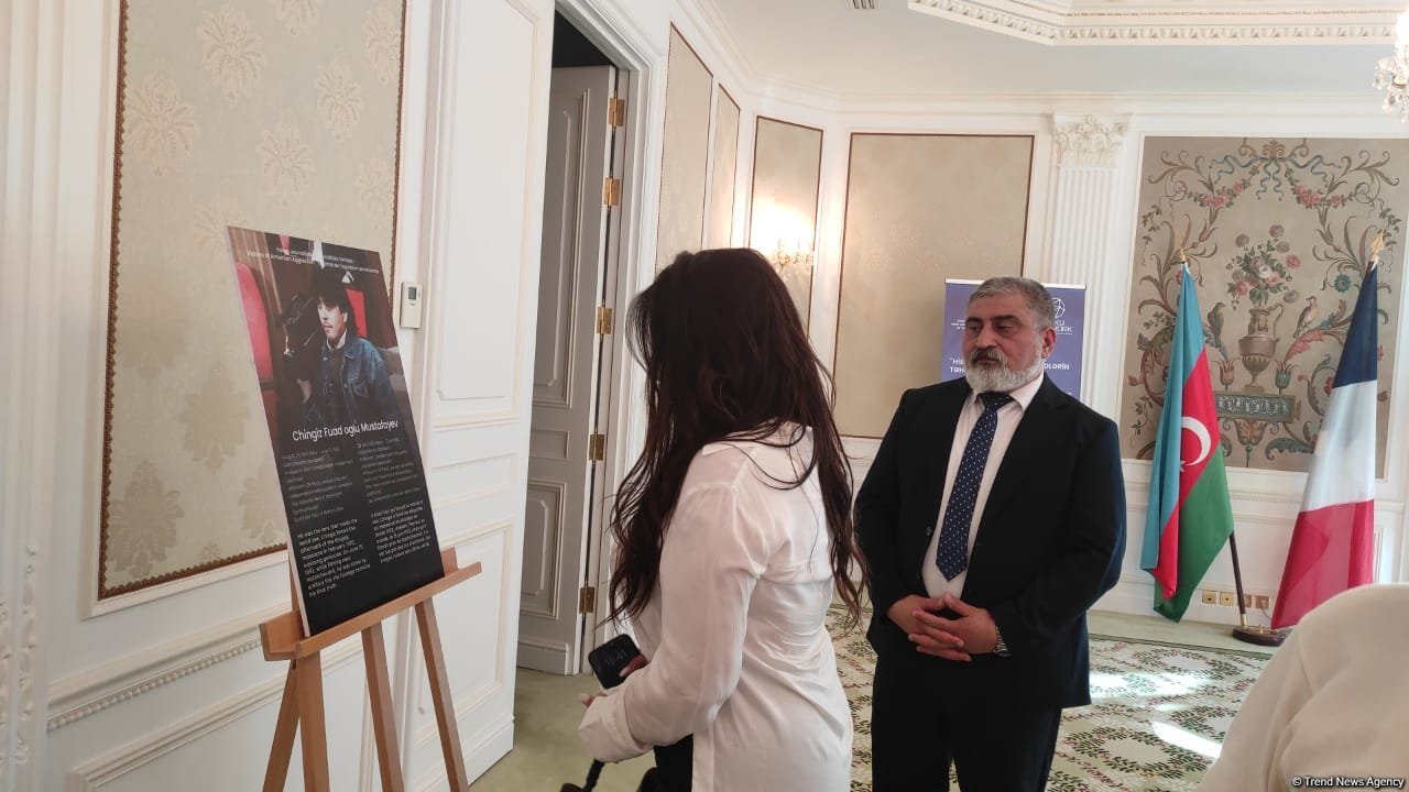 Baku Network Parisdə ilk dəfə olaraq erməni təcavüzü nəticəsində həlak olmuş azərbaycanlı jurnalistlərlə bağlı məsələ qaldırıb (FOTO/VİDEO)