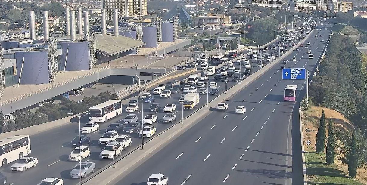 Sürücülərin NƏZƏRİNƏ: Paytaxtın bir sıra yollarında tıxac var - SİYAHI (FOTO)