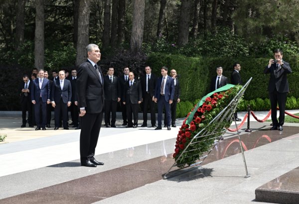 Türkmənistan Xalq Məsləhətinin sədri Fəxri xiyabanda Ulu Öndər Heydər Əliyevin məzarını ziyarət edib (FOTO)