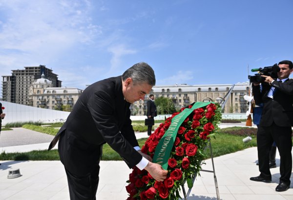 Türkmənistan Xalq Məsləhətinin sədri Qurbanqulu Berdiməhəmmədov Zəfər parkını ziyarət edib (FOTO)